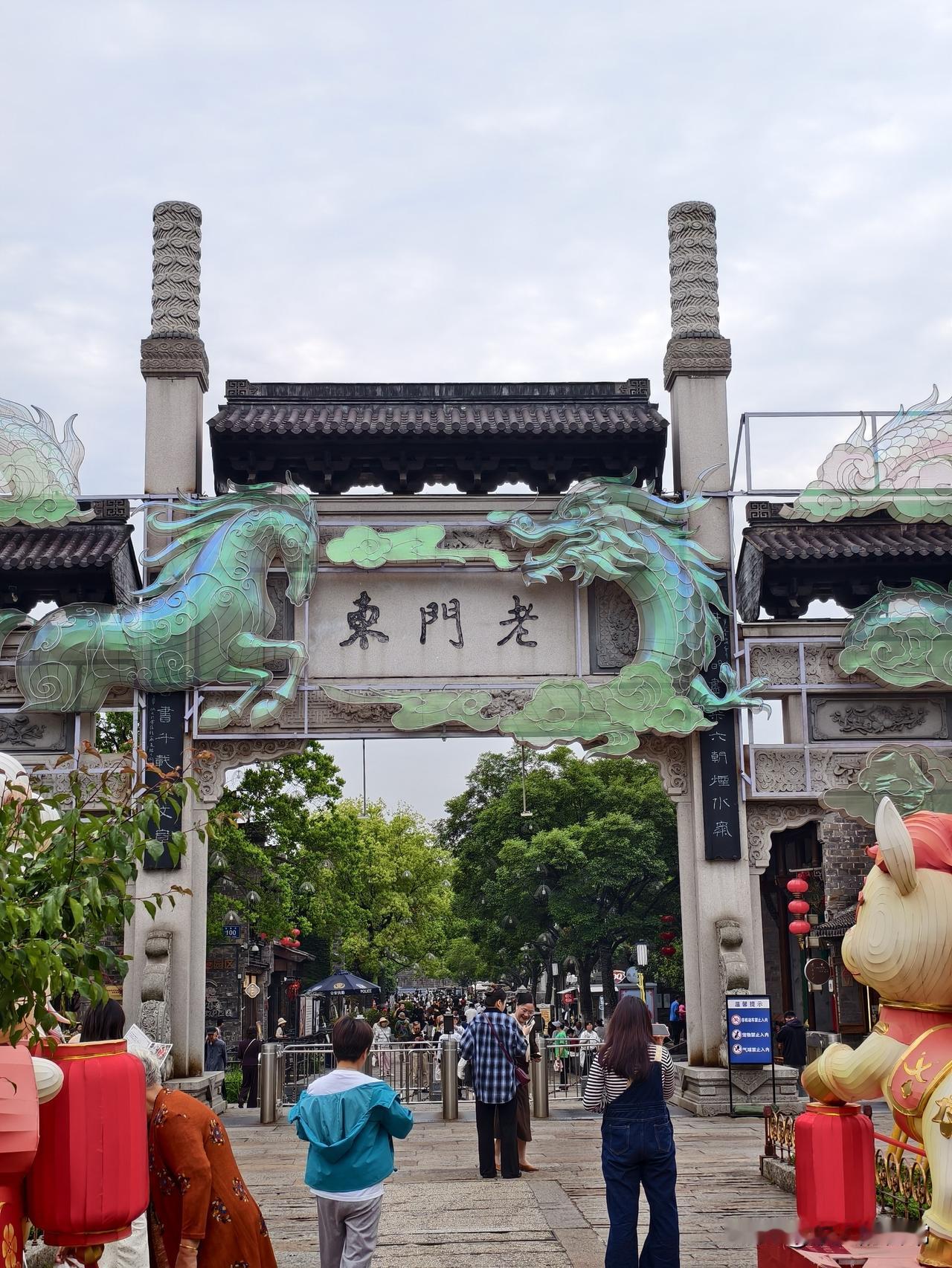 今天南京是个多云天，在外面人感觉有点闷热。也可能是我走的太多了，走了八千多步