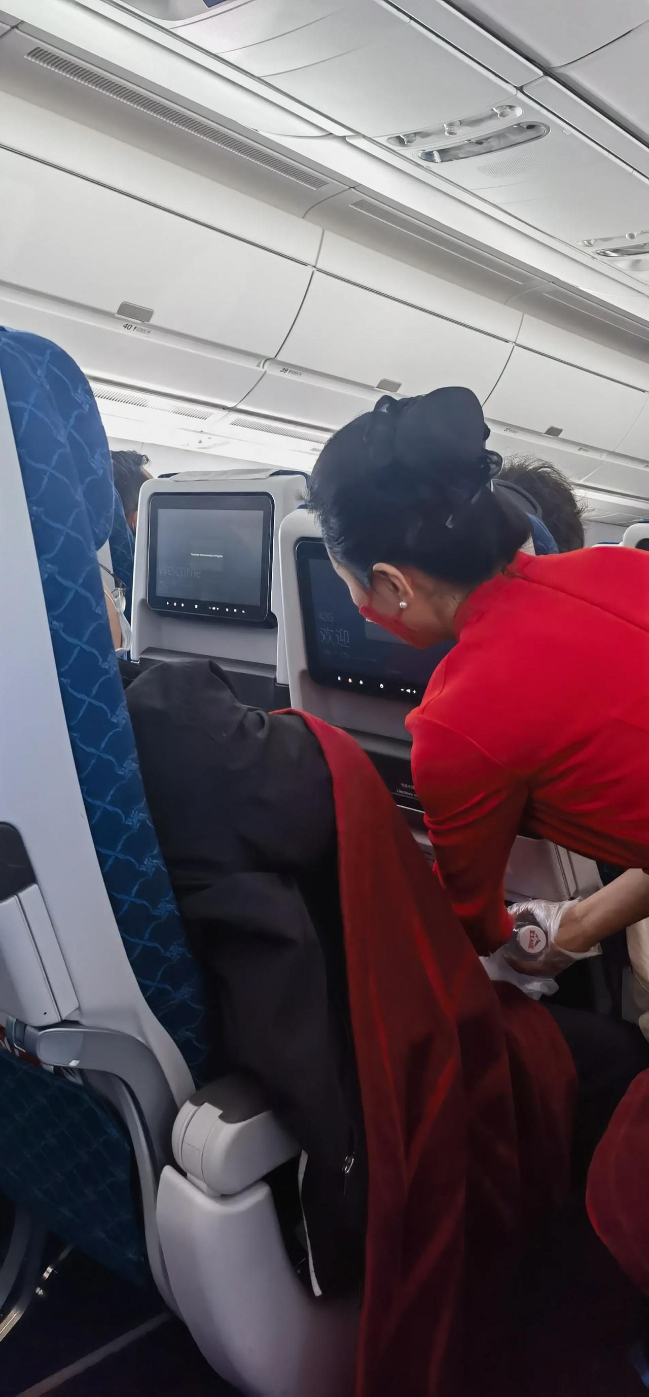 前两天坐飞机从北京去成都途中，乘客自然入睡，服务员怕乘客入睡期间着凉，悄悄给他披