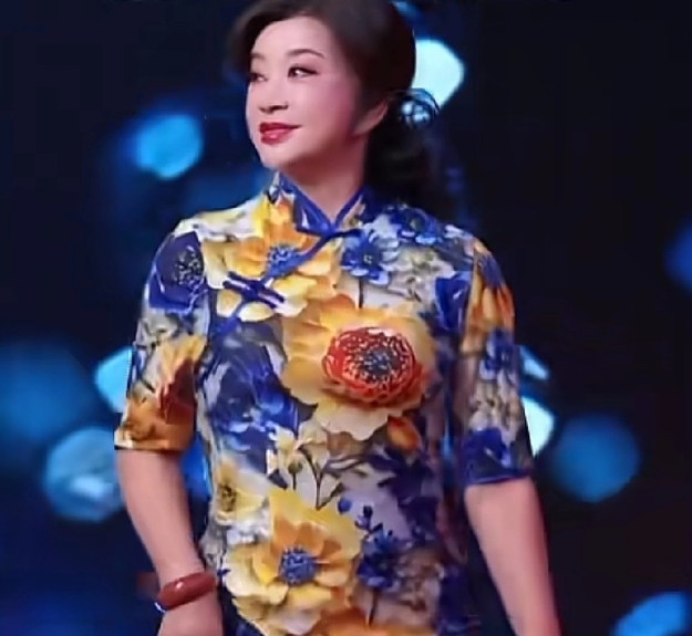 刘晓庆开创了旗袍的新穿法体现了她的时尚思维，体现了她与众不同的审美眼光，体现了