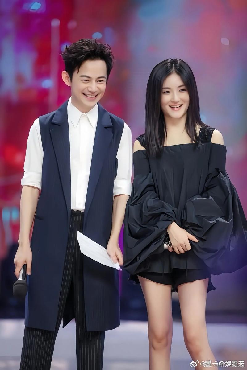 谢娜唱跳菠萝菠萝蜜浪姐直播怀旧金曲焕发全新活力，谢娜舞台表现力灵动出彩，菠萝菠萝
