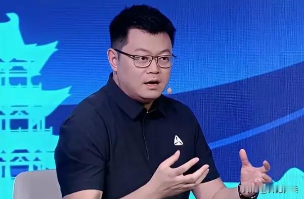侯英超和刘国正毫不留情的指出，国乒男队的应变能力太弱了。向鹏0比