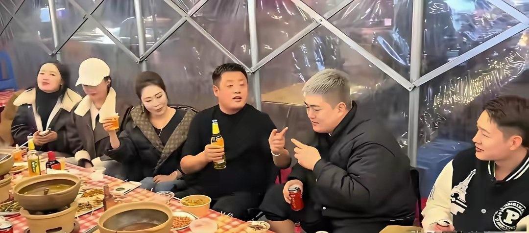 这位黄头发是谁？不给面子啊！别人拿酒，他拿饮料[捂脸哭]​​​