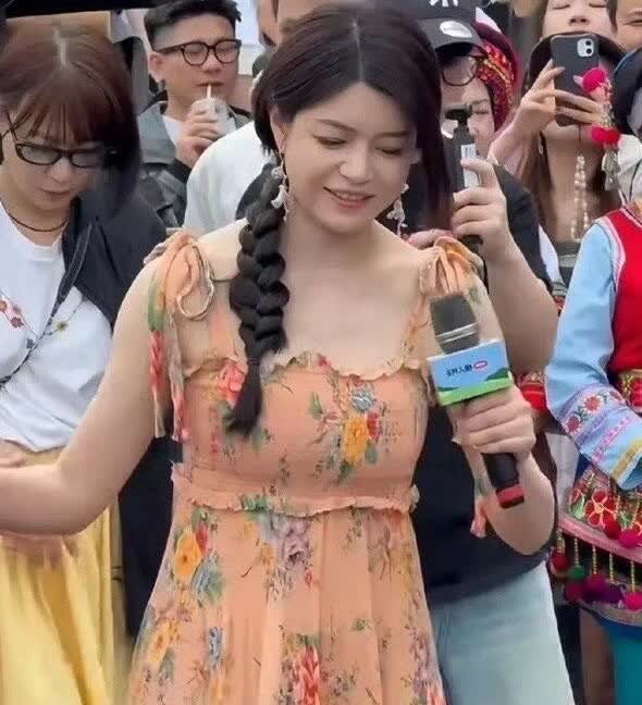 陈妍希的颜值比赵丽颖高，但是身材和气质真一般，特别是这水桶腰，加上这一条裙子，看