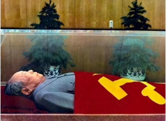 32.2吨东海水晶，2000℃以上的高温焊接，纯度六个九——99.9999%。这