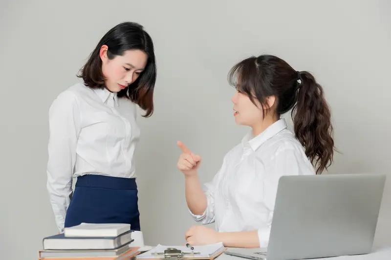 职场过度在意领导评价，简直是把自己架在火上烤。智联2025年调研显示，72%获“