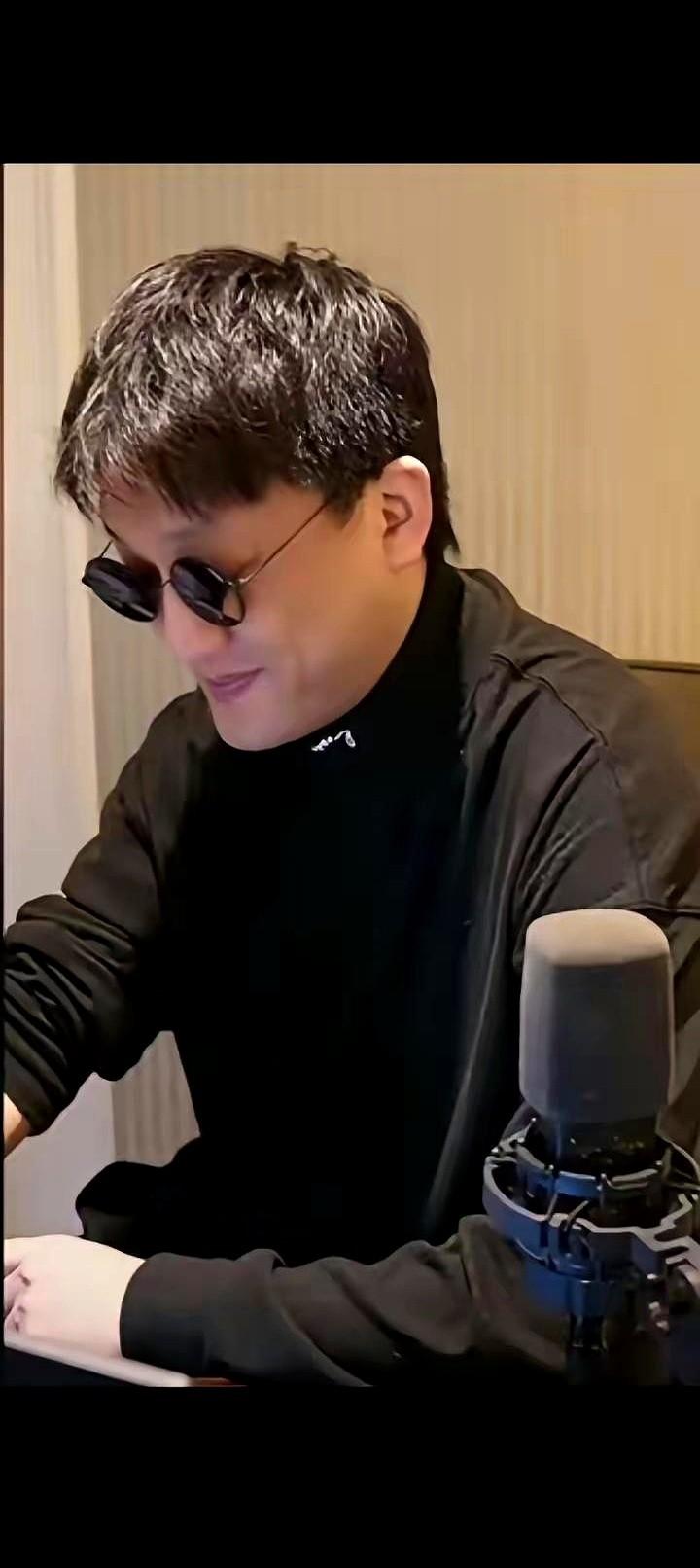 二饼和小甜鱼，到底结没结婚？答案可能很扎心：结了，但就是不能说。一个“单身”