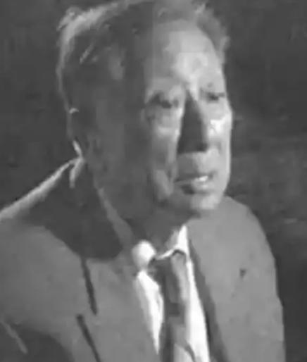 1942年，一名伪军师长派人送给粟裕一把伞，粟裕疑惑地打开伞一看，里面竟藏了一张