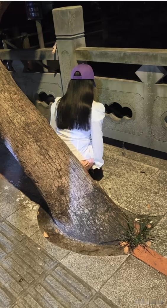 人有三急可以理解黑灯瞎火的晚上反正没人看见蹲在树后面不一定是在解手走路走累