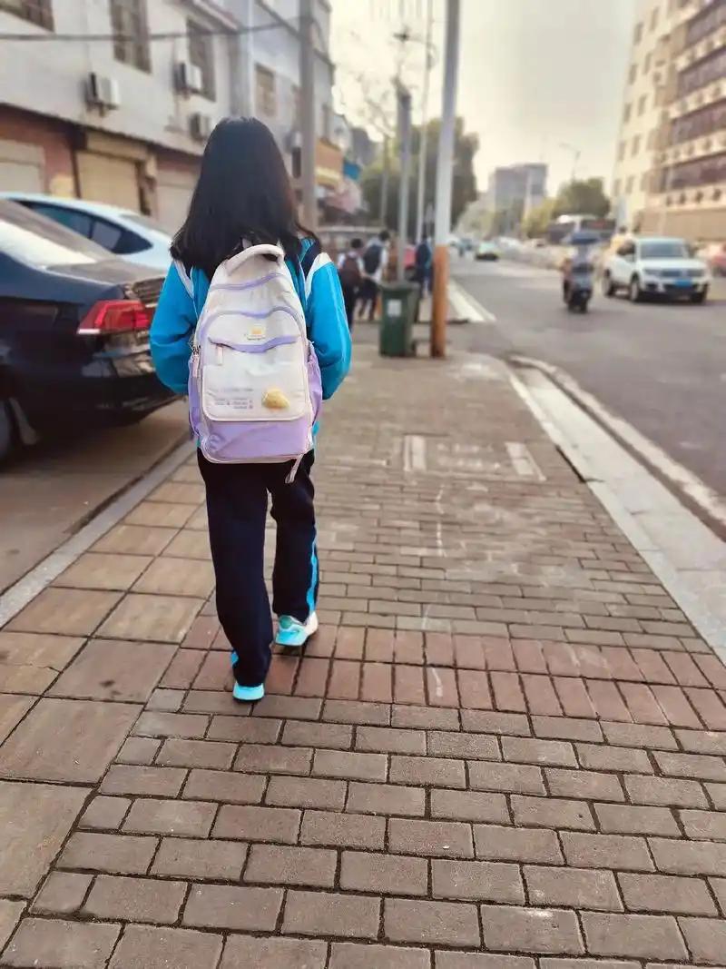 她还未成年啊！判的太少了！继父以精神控制等手段逼迫17岁继女与其发生关系，最终