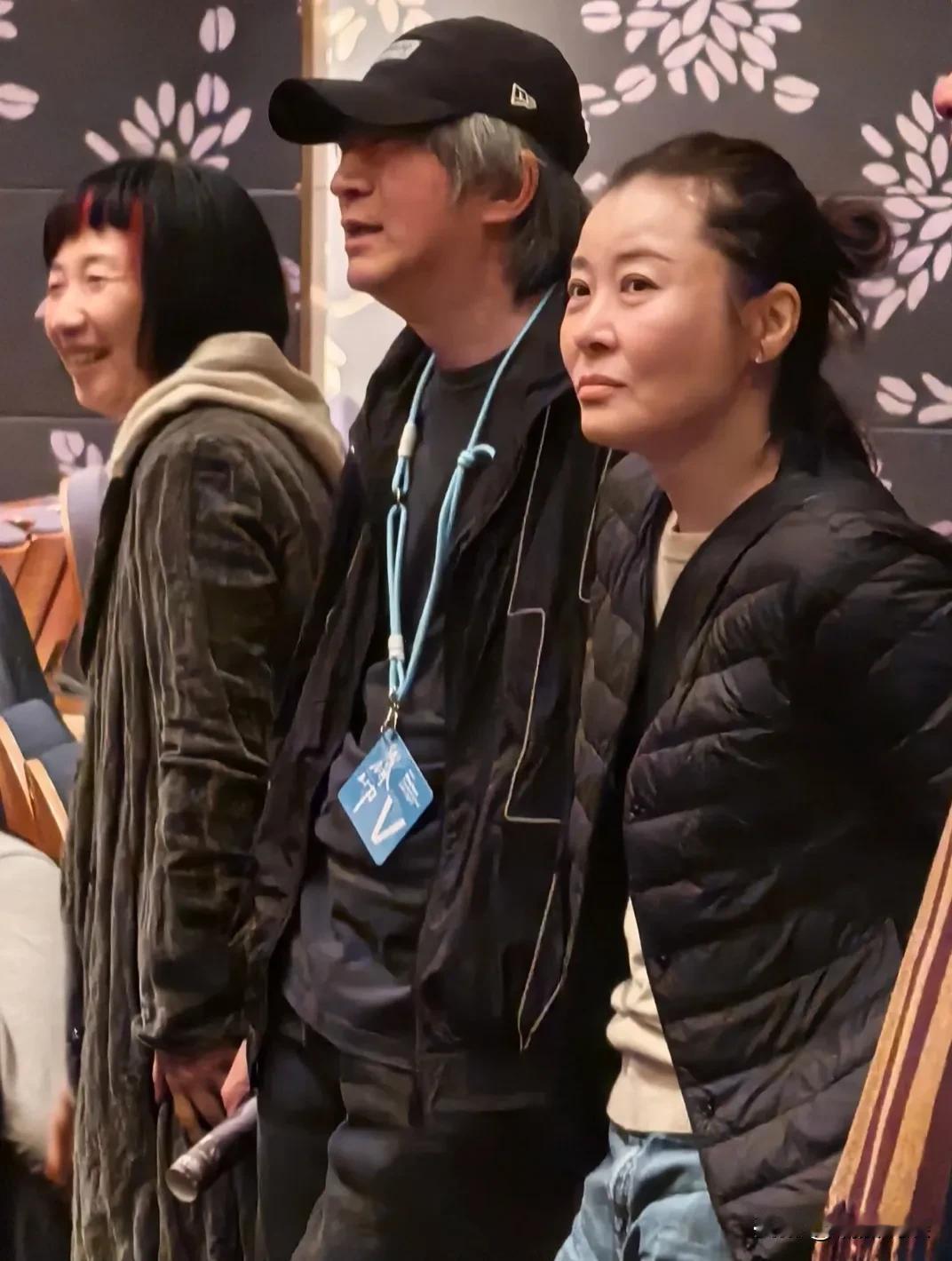 这样的一张脸，才是五十多岁的人该有的样子啊！53岁的柯蓝现身乌镇，她发际线很高