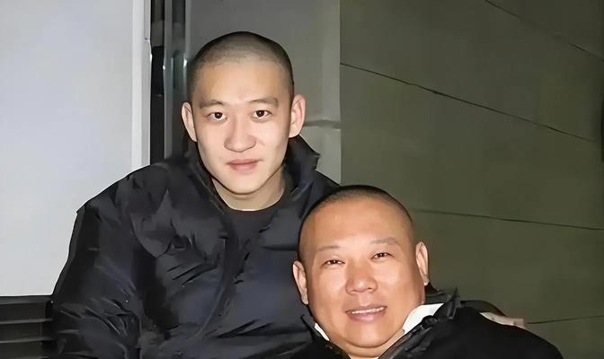 2010年，曹云金出走德云社，带走了19岁的烧饼。曹云金说：“德云社称收徒弟不收
