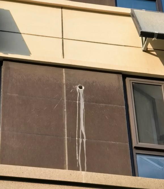 “空调装好了，管子只能从窗口伸出去，卧室门关不上了！”装修完才发现忘了打孔，哭都