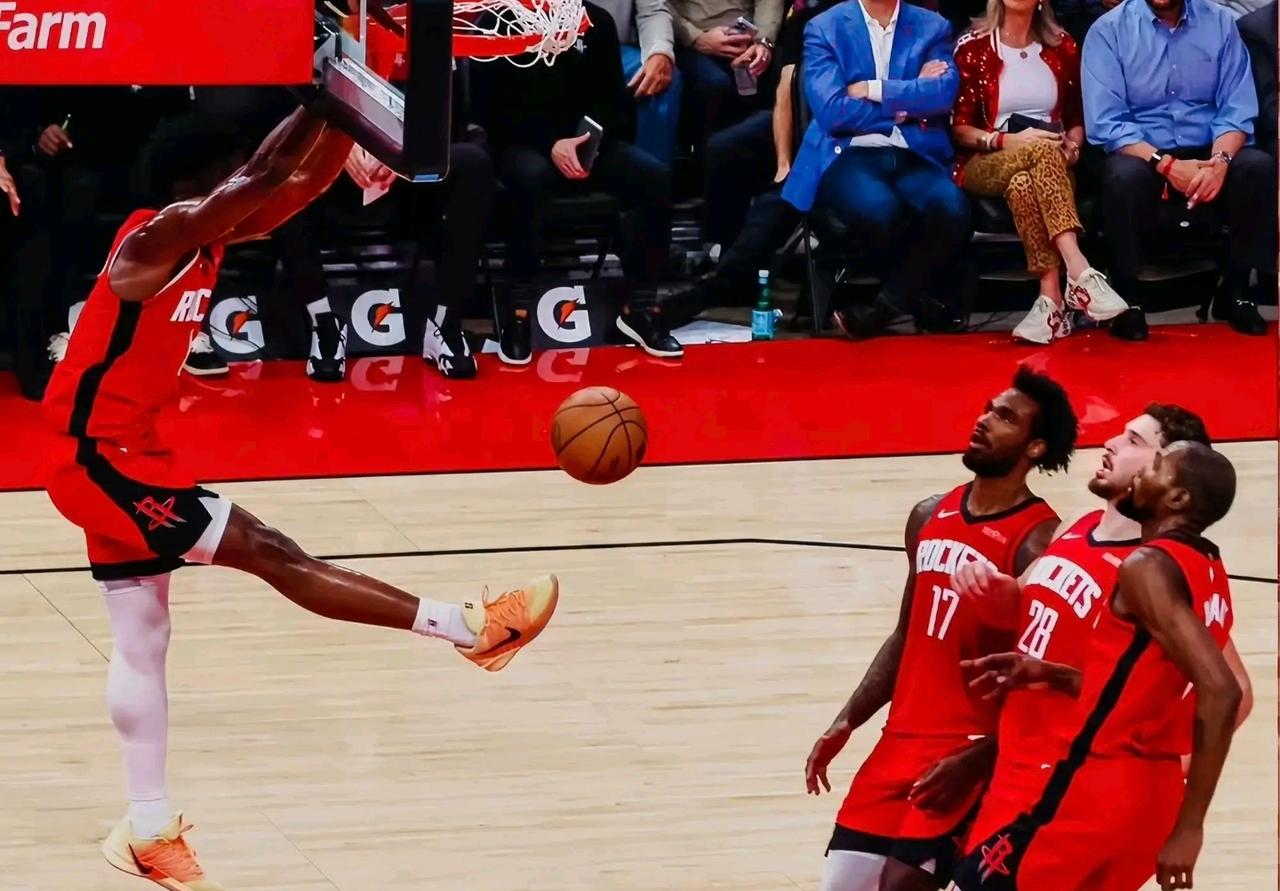 火箭需要后场球员，不一定是控卫本身前场球员就多，阿门天赋历史级，肯定要给球权