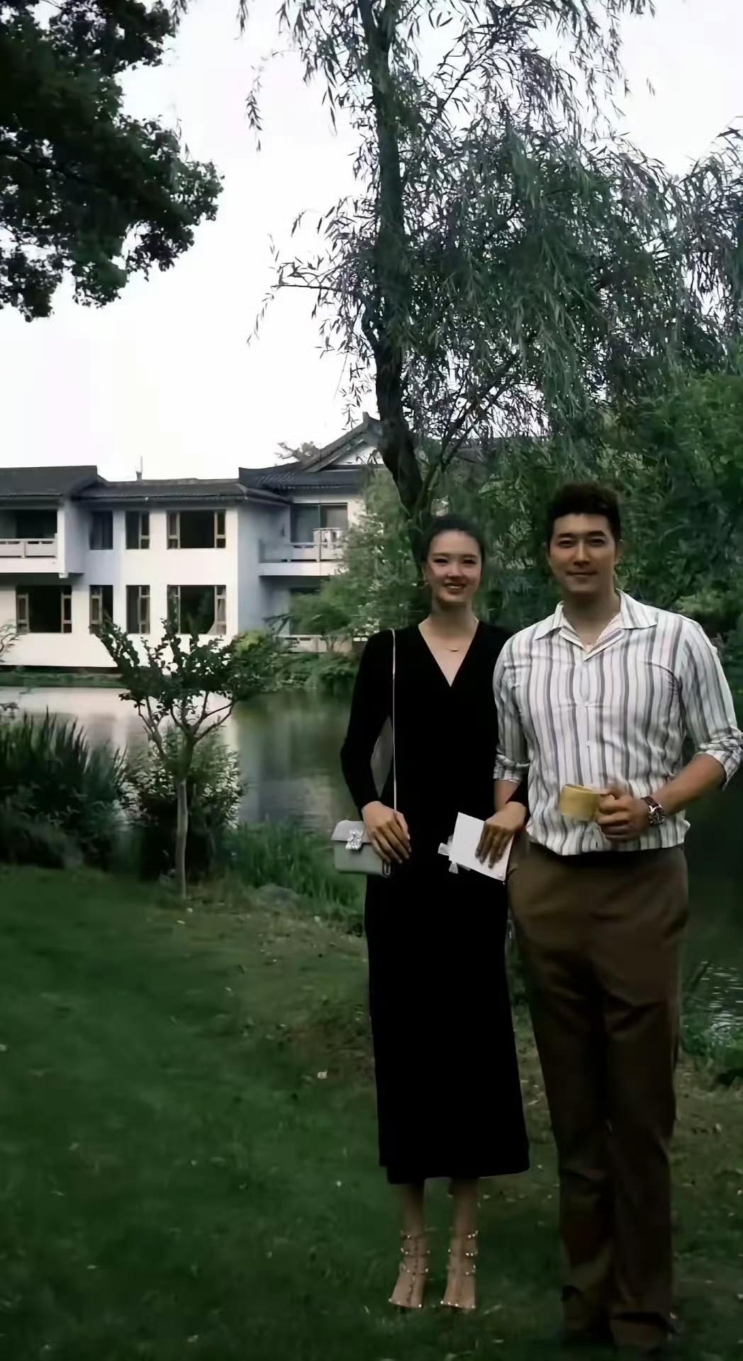 张常宁：冠希，网上又在说咱们该赶紧生孩子，说咱俩身高基因太优秀了。吴冠希：（