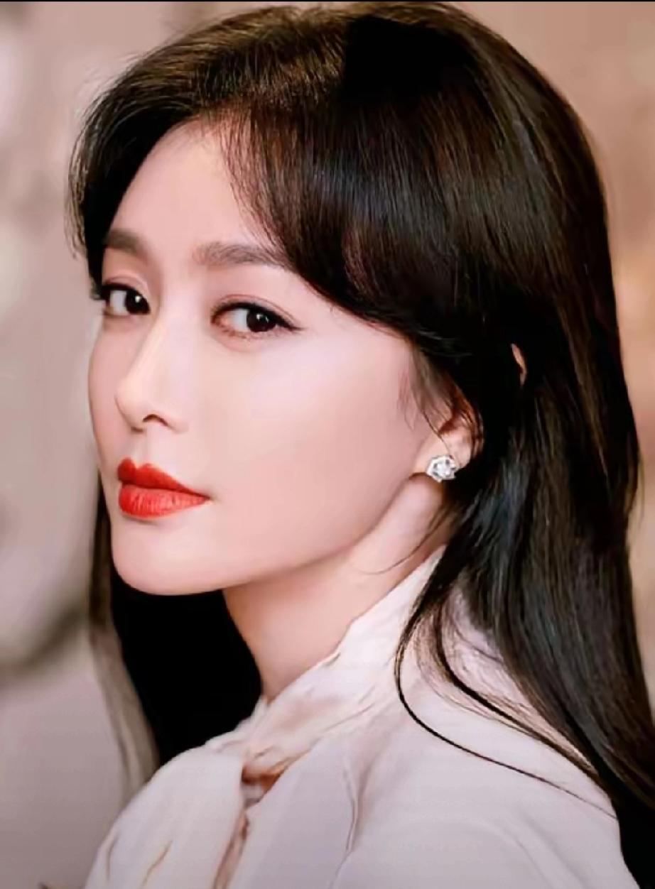 46岁秦岚健康亮红灯！身家过亿，终究抵不过身体透支46岁秦岚气质