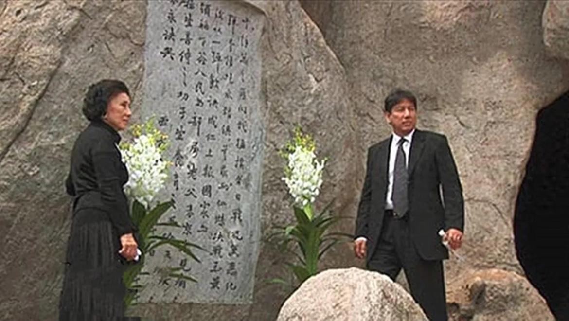 2007年4月，79岁的张灵甫遗孀王玉龄携儿子张道宇来到孟良崮战役遗址，在昔日张