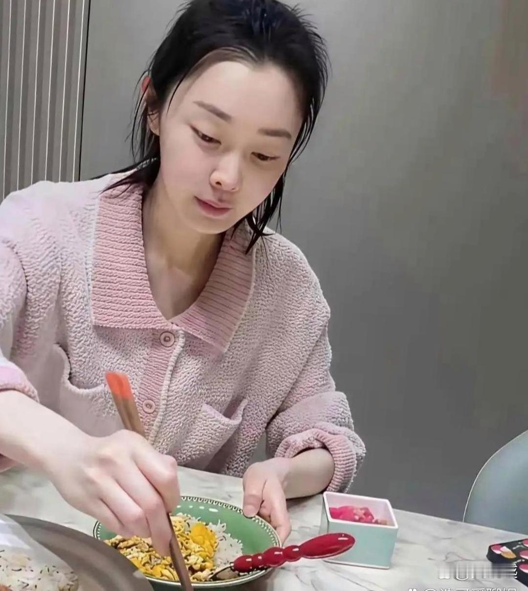 宋﻿⁠轶⁠素颜照突然火了，网友直接炸‏‎锅，鼻子成了全场焦‎点。