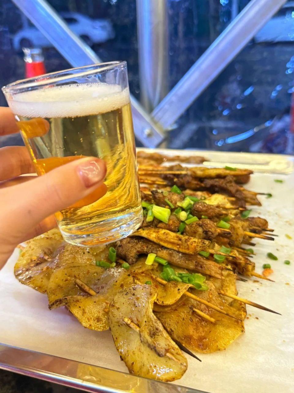 离婚那天炖了锅红烧排骨，孩子吃得直咂嘴说比以前香，我没敢告诉他，以前顿顿清汤是因