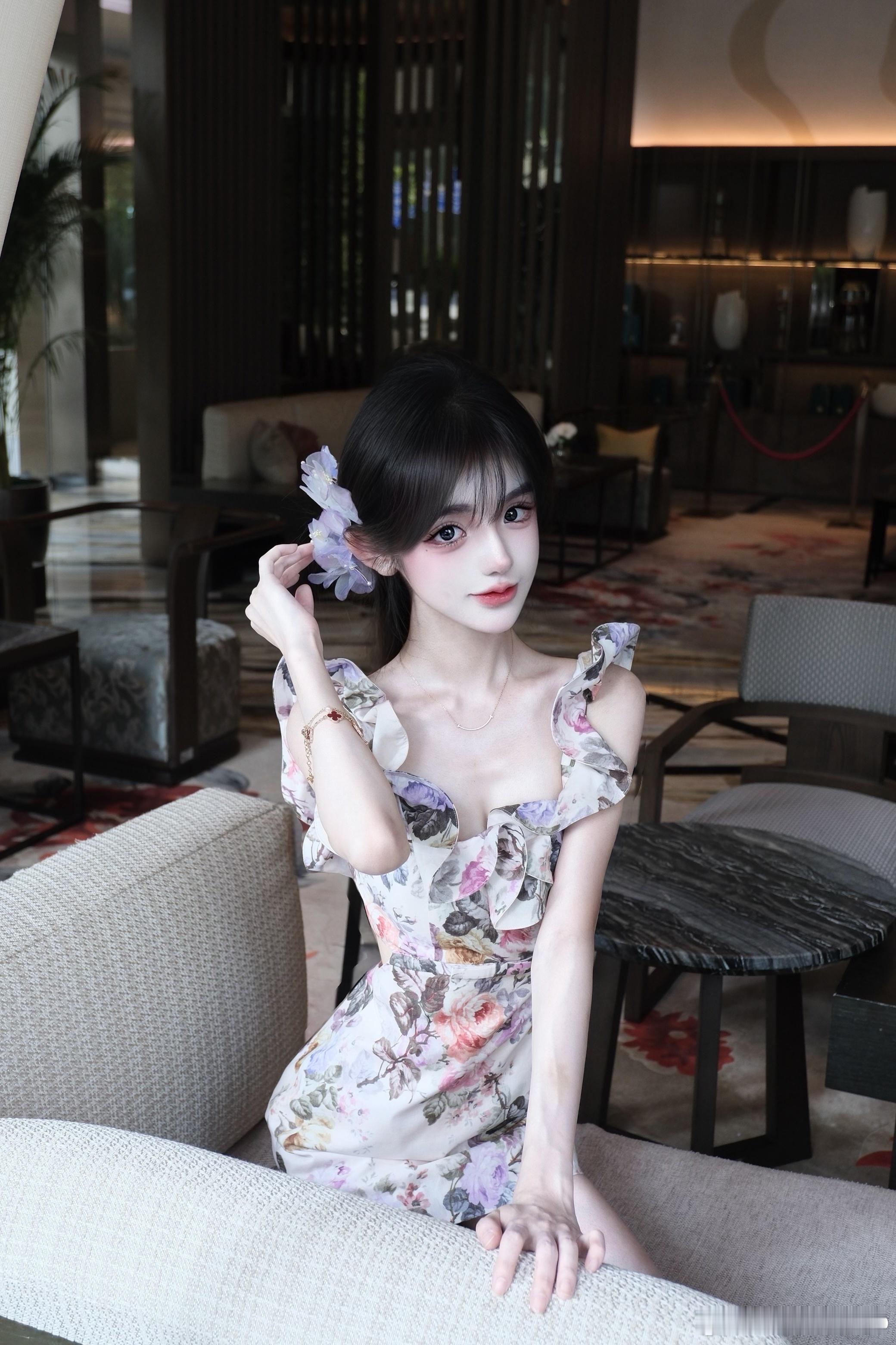 被窗户关住的是月亮还是我