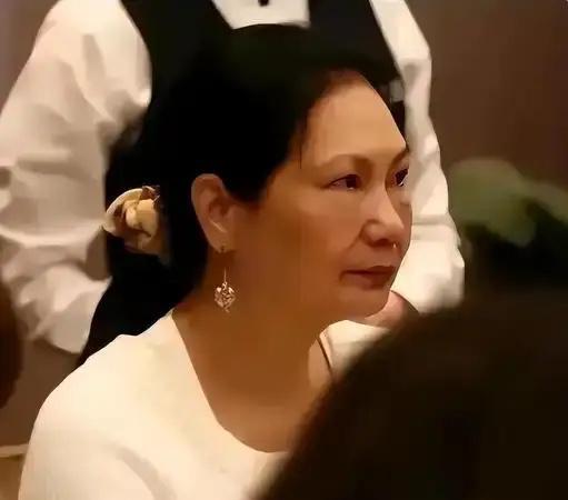 s妈还想薅汪小菲的羊毛？汪小菲大婚，s妈前脚祝马筱梅新婚幸福，后脚就伸手向马筱