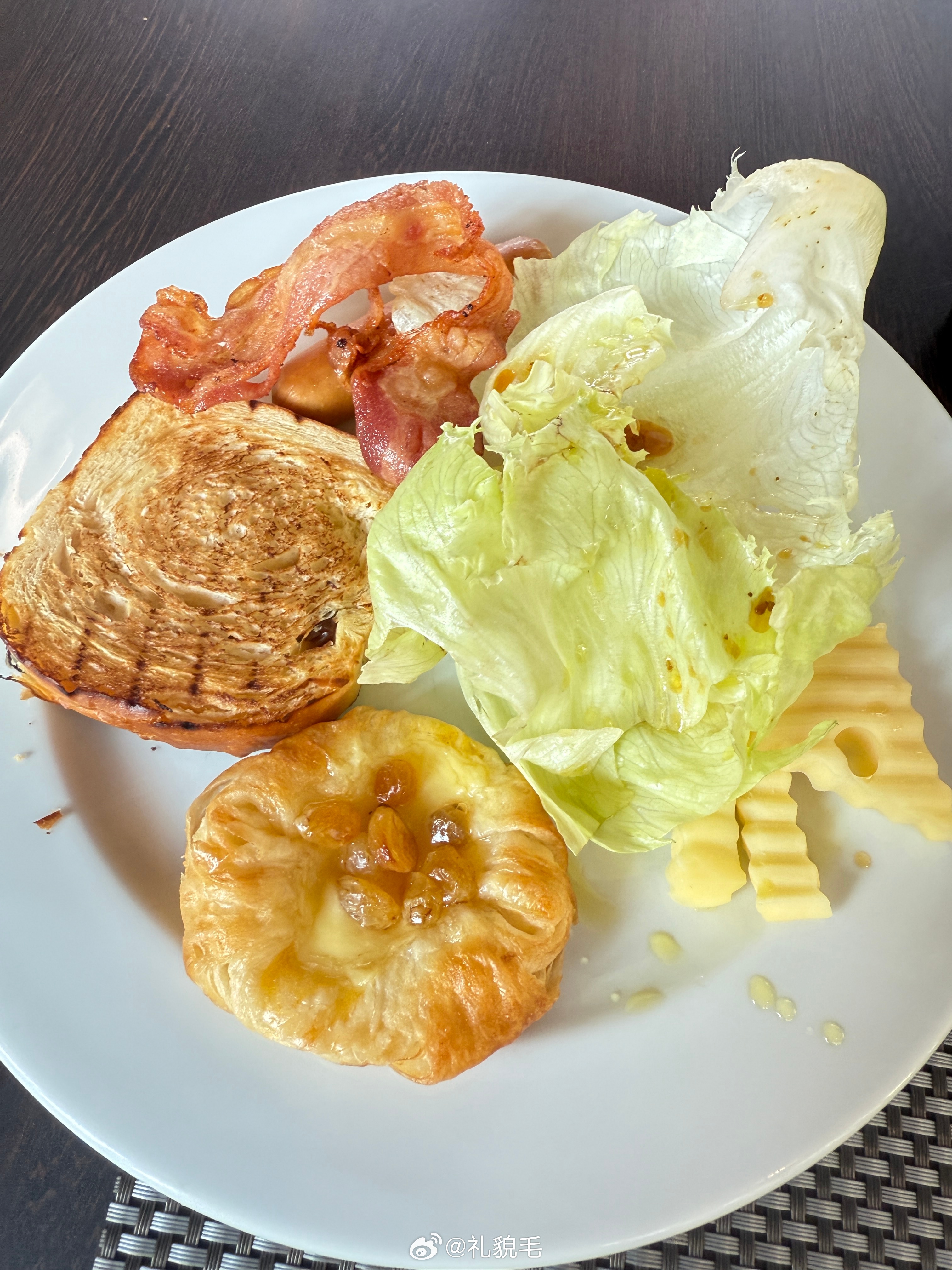 旅蛙为了跟球较劲，早饭也不吃了让我自己来吃旅毛球清迈行