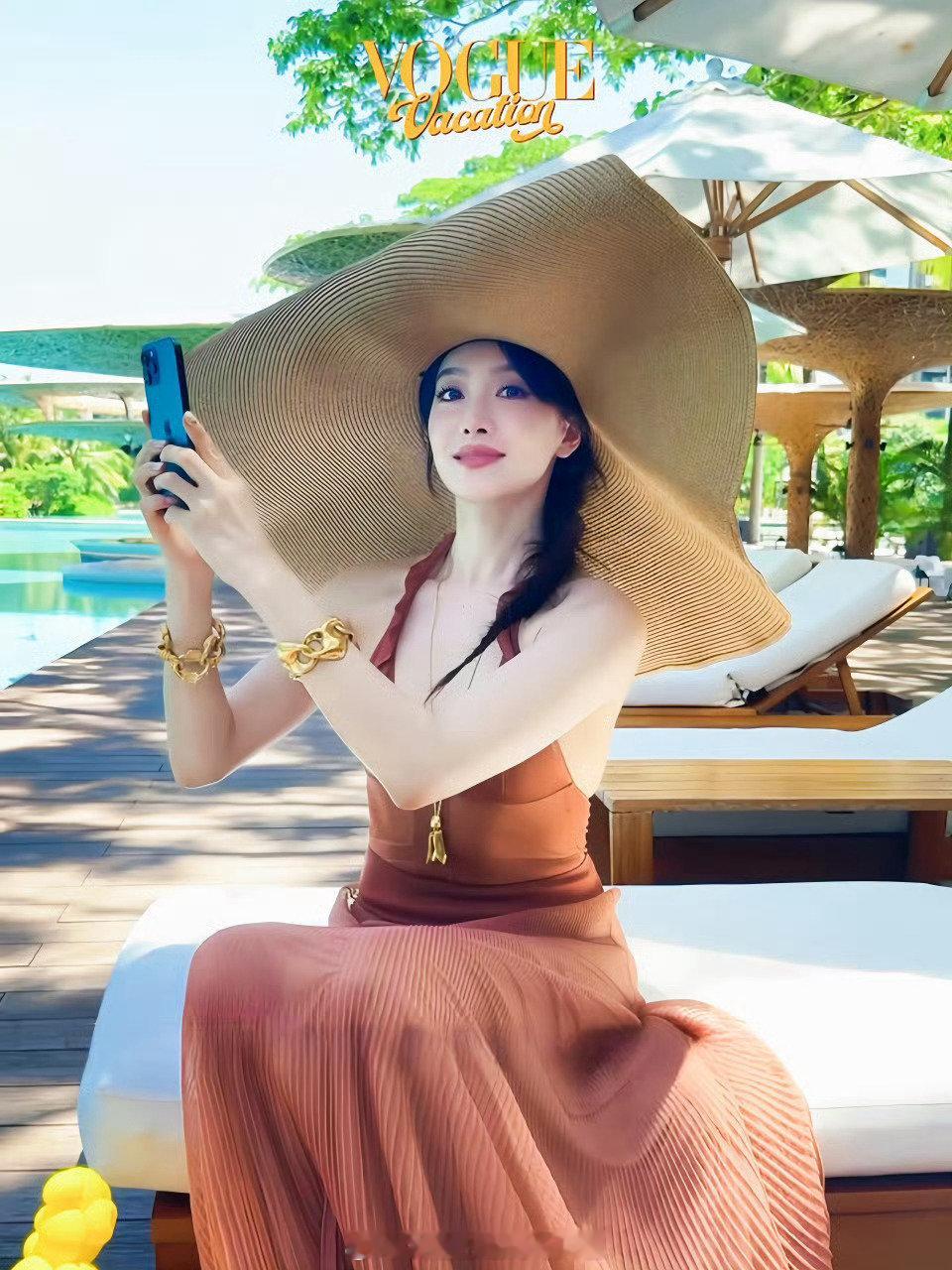 新剧开播，你们是不是都没注意到VOGUE今天有海边假日主题。这次感觉不如上次刘