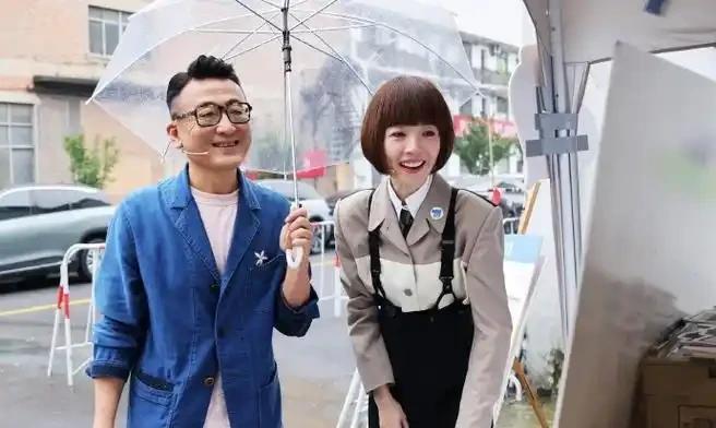 鲁豫与窦文涛皆是凤凰卫视的知名主持人，他们从内地前往香港闯荡事业。两人相识已达三