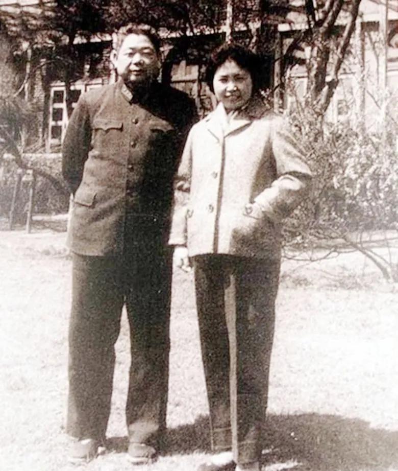 大家看，这是1965年4月，沈阳军区司令员陈锡联上将携夫人王璇梅在沈阳留影。照片