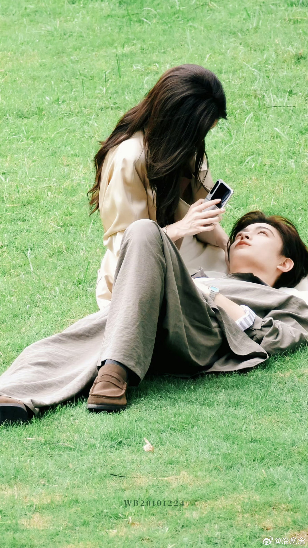 #丁禹兮躺在孟子义的腿上#谁被这段路透甜到了！丁禹兮头枕在孟子义腿上拍摄《爱在无尽夏》。角色反差感十
