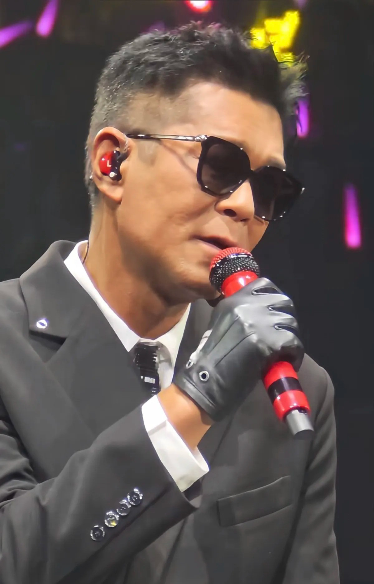 古天乐开演唱会了，古天乐从事演艺事业这么多年还是第一次开演唱会，有人说古天乐开演唱会是为了下面的工作
