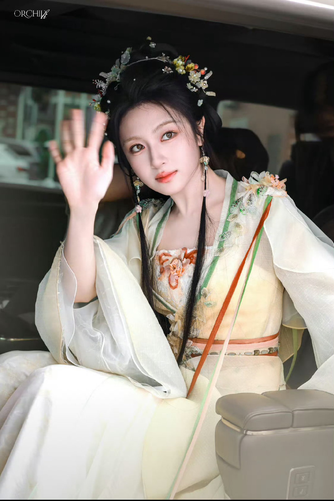 李兰迪太灵了李兰迪的状态真的迎来最佳赏味期，一身珠光纱裙，神态带着娇嗔，满满的鲜