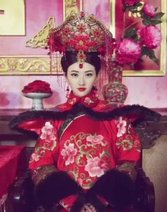 1608年，努尔哈赤将14岁的女儿穆库什，嫁给了政敌布占泰。怀孕的穆库什被扒光衣