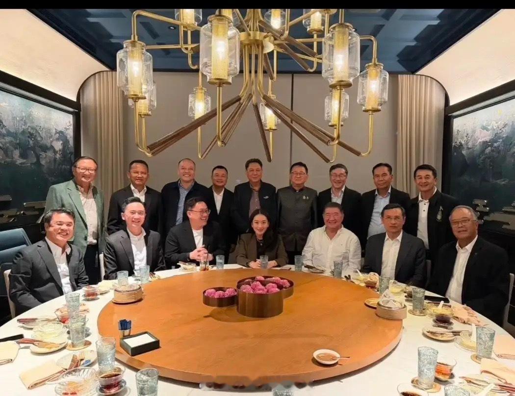 佩通坦好厉害，确实是女性中的强人！4月21日，她参加了为泰党的活动。元老级别的普