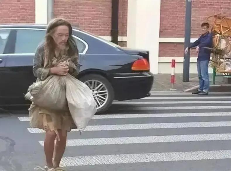 2020年，上海警方在一个废弃茅房里，发现了一个衣不蔽体，浑身脏臭的流浪汉，当警