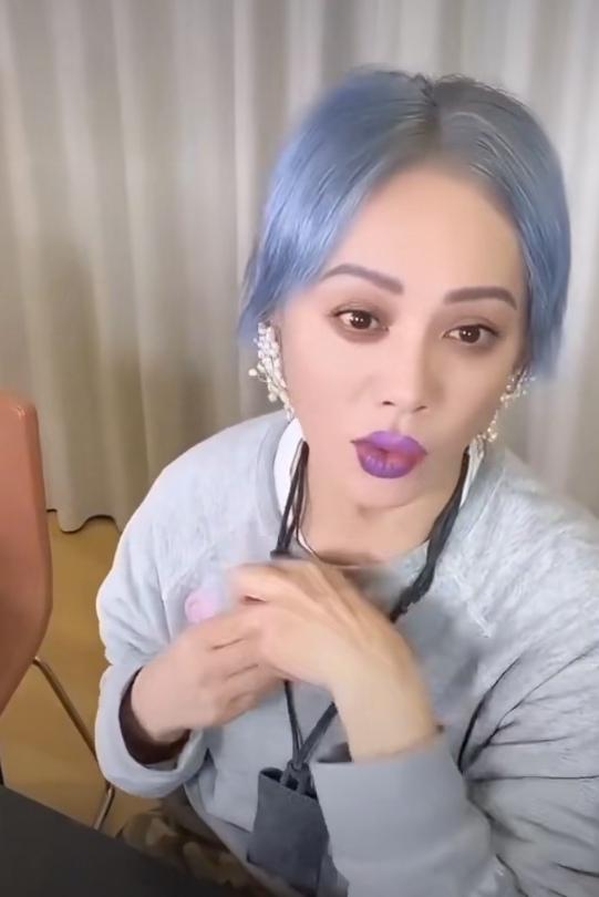 呵呵，宁静，你是不是穿错衣服了？这么有个性有特色的妆容，怎么能随便配一件灰色