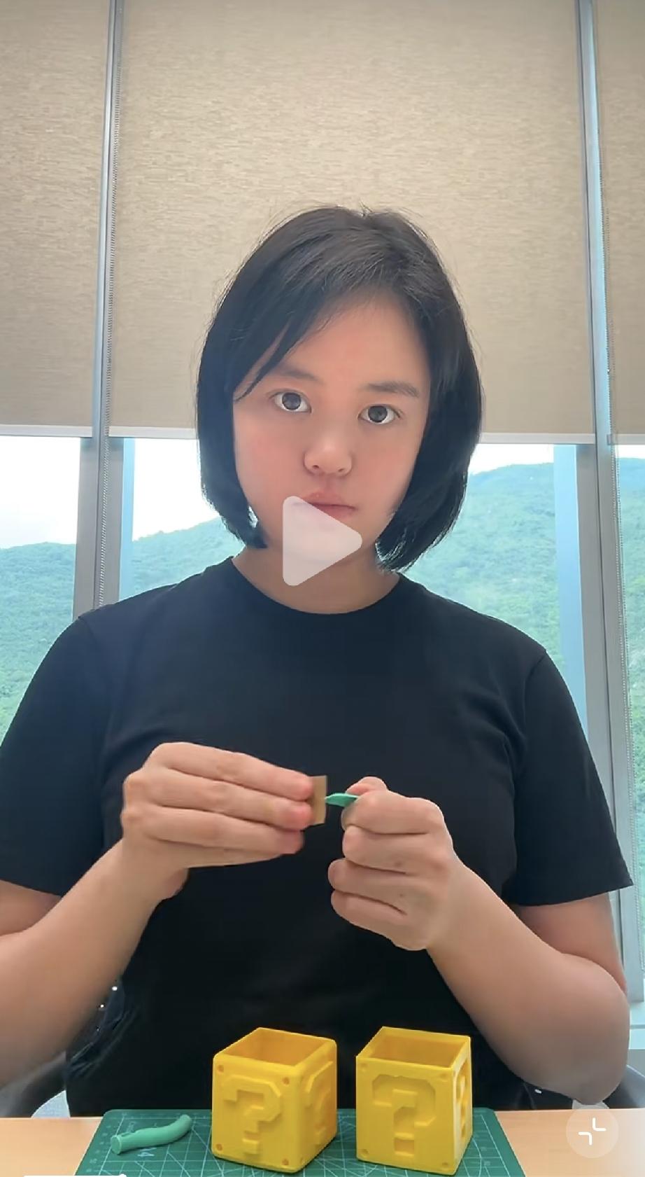 8月31日，刘銮雄与吕丽君的女儿刘秀盈晒近照，刘秀盈24岁已经工作了，神情动作、