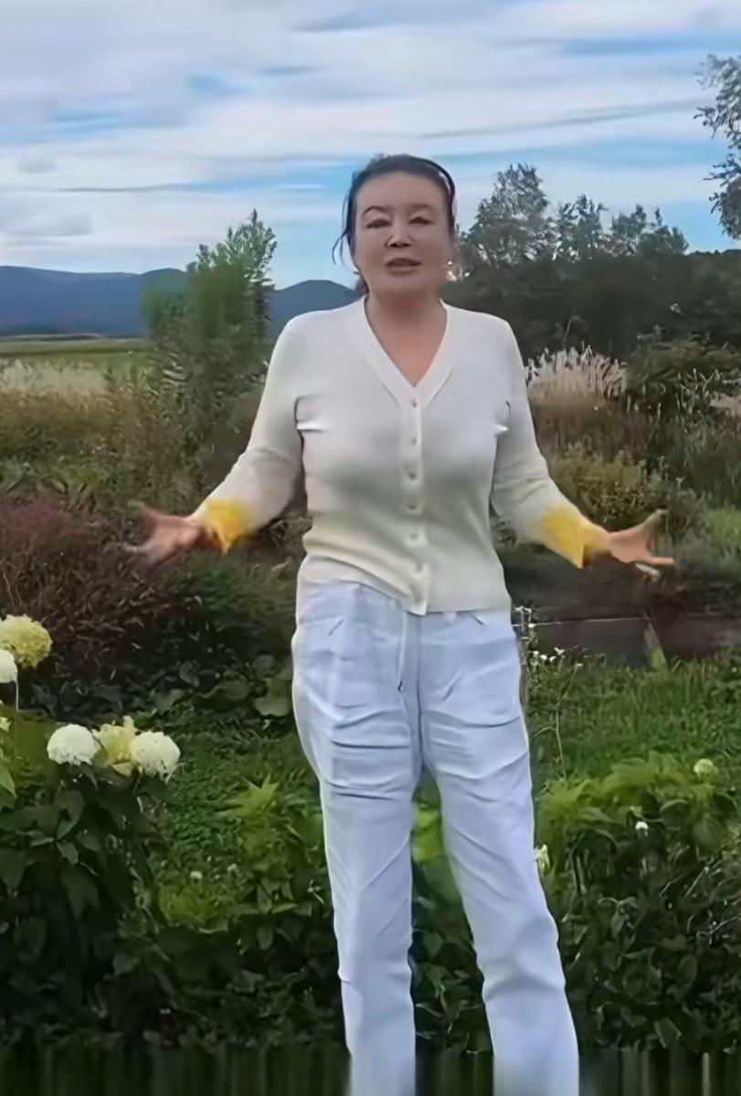 张兰还是心疼媳妇的，看到粉丝说筱梅被网暴，张兰表示:直播是一个消耗心力的活，得有