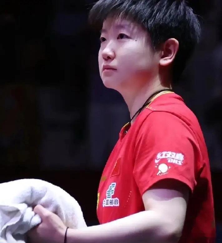 打死没想到，一位刚退役的国乒陪练喝多了说：孙颖莎现在的风光，底下全是暗刀子。他舌