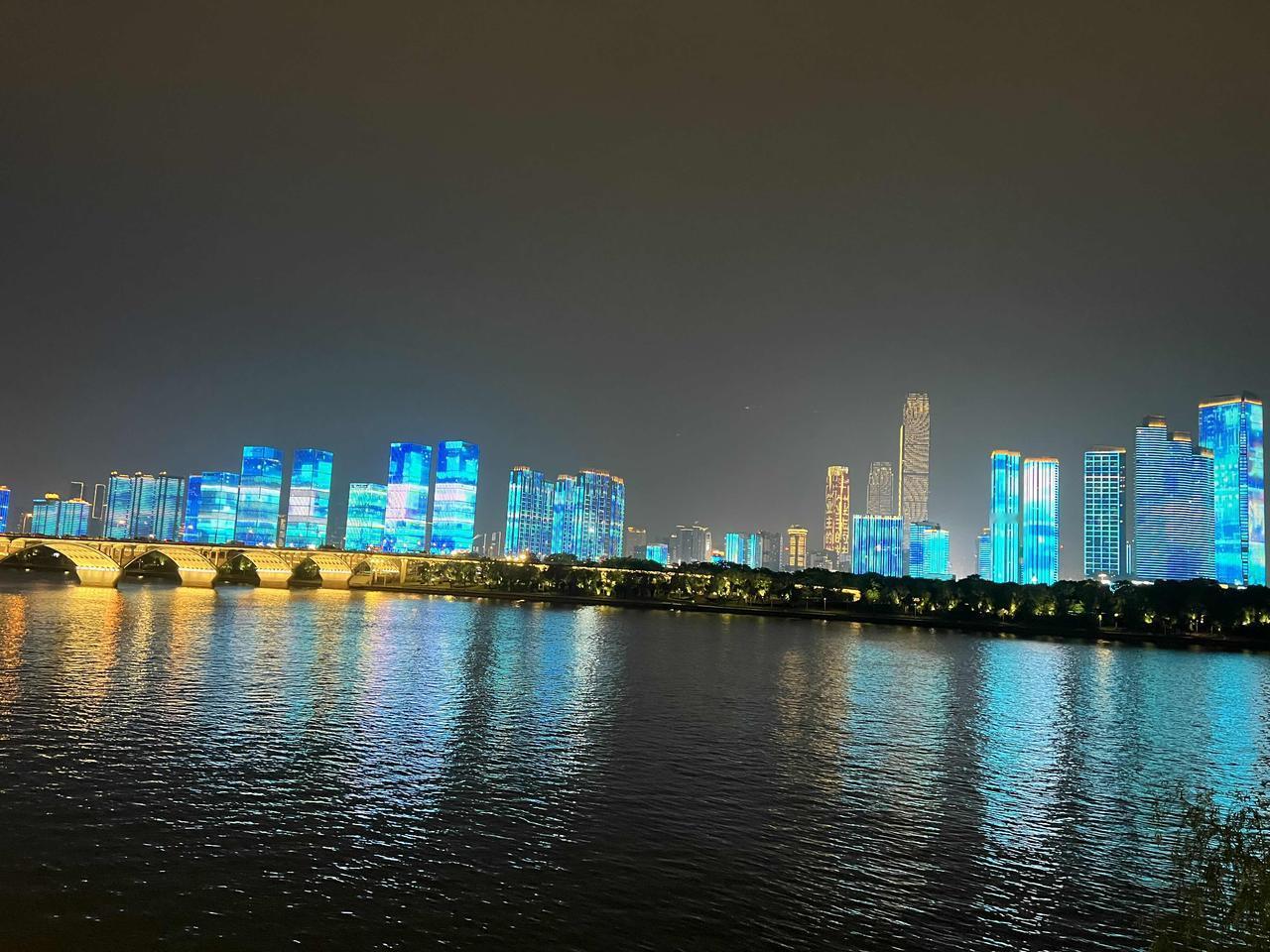 发一组长沙湘江边的夜景图2025年5月6号在长沙岳麓区