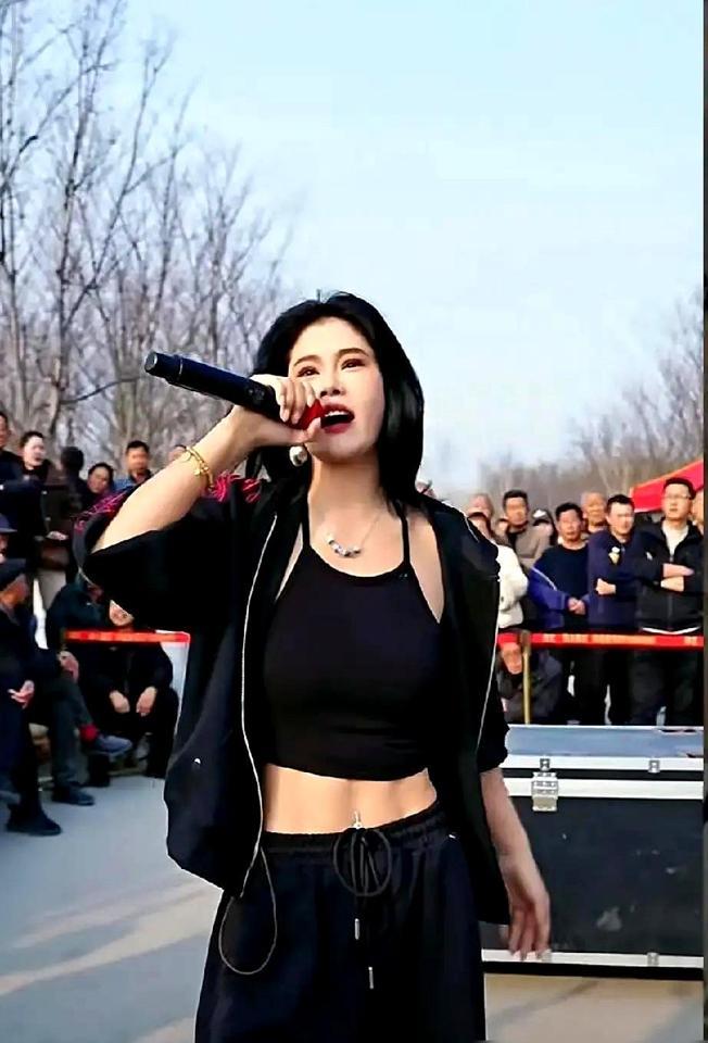 最反直觉的一幕是：离开千万粉丝主播的团队后，红豆反而更像“主角”。在木森的直