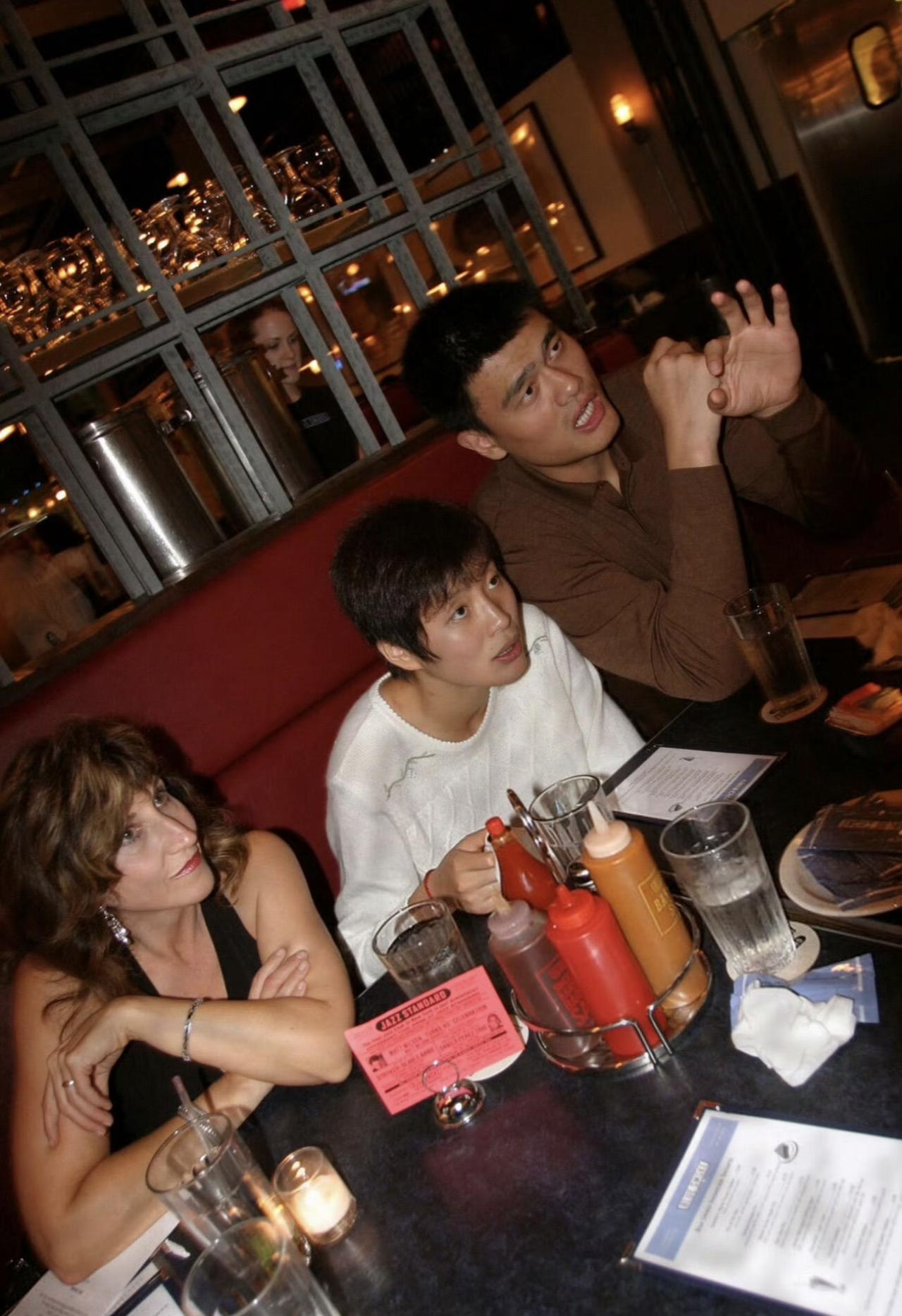 姚明与叶莉的旧照，2005年，姚明带着女友叶莉，在休斯顿一家餐厅吃饭时的画面。