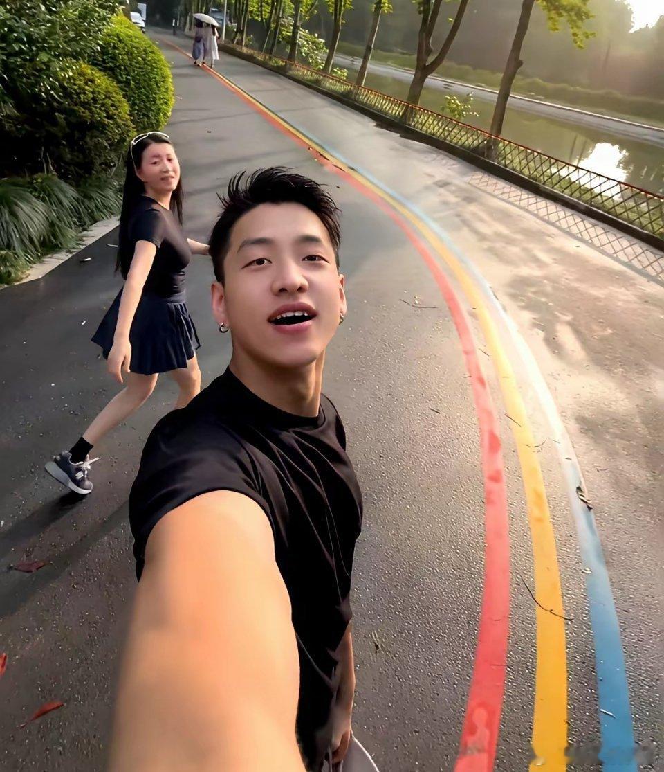 李嘉格这12月6日的Vlog，看得我心里五味杂陈。相差11岁的“姐弟恋”，镜头一