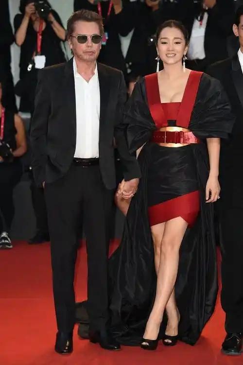 2018年，70岁的米歇尔拿着5个亿去向巩俐求婚。对此，巩俐却说：“我差的不是钱