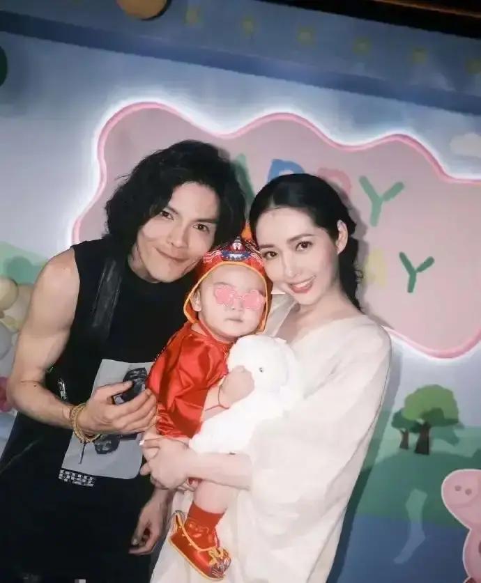 豪门儿媳一句话，全网炸锅！向华强在花市被拍到，身边只有郭碧婷挺着孕，向佐全