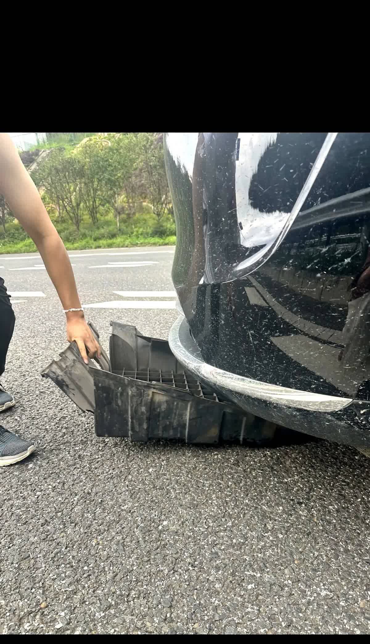 一百多万买的新车，高速撞上一块塑料就趴窝，车主怒喊：以后还怎么敢松手车是