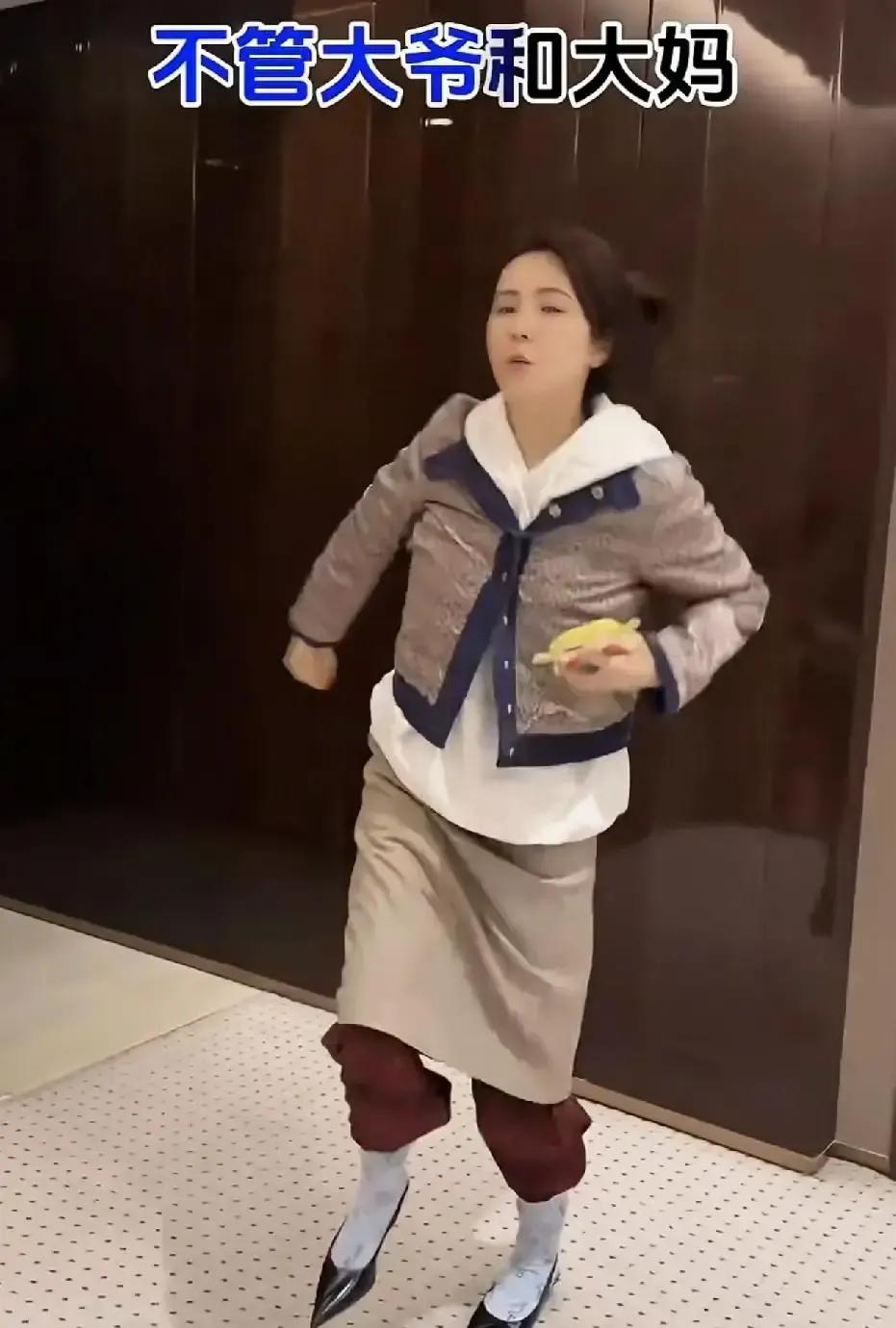 曾黎在巴黎时装周穿件灰绿拼接西装被VogueChina评进最佳着装前三，转头就