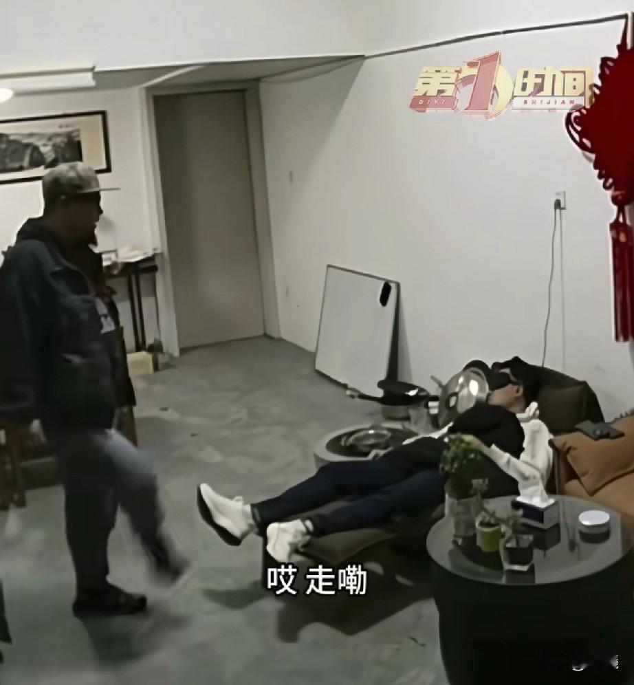 有句歌词“只是因为在人群中多看了你一眼，再也没能忘掉容颜”，但山东一男子在下班时