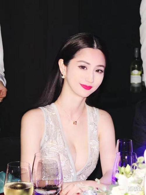 还记得《肉蒲团》的铁玉香吗?身材比电影中更劲爆