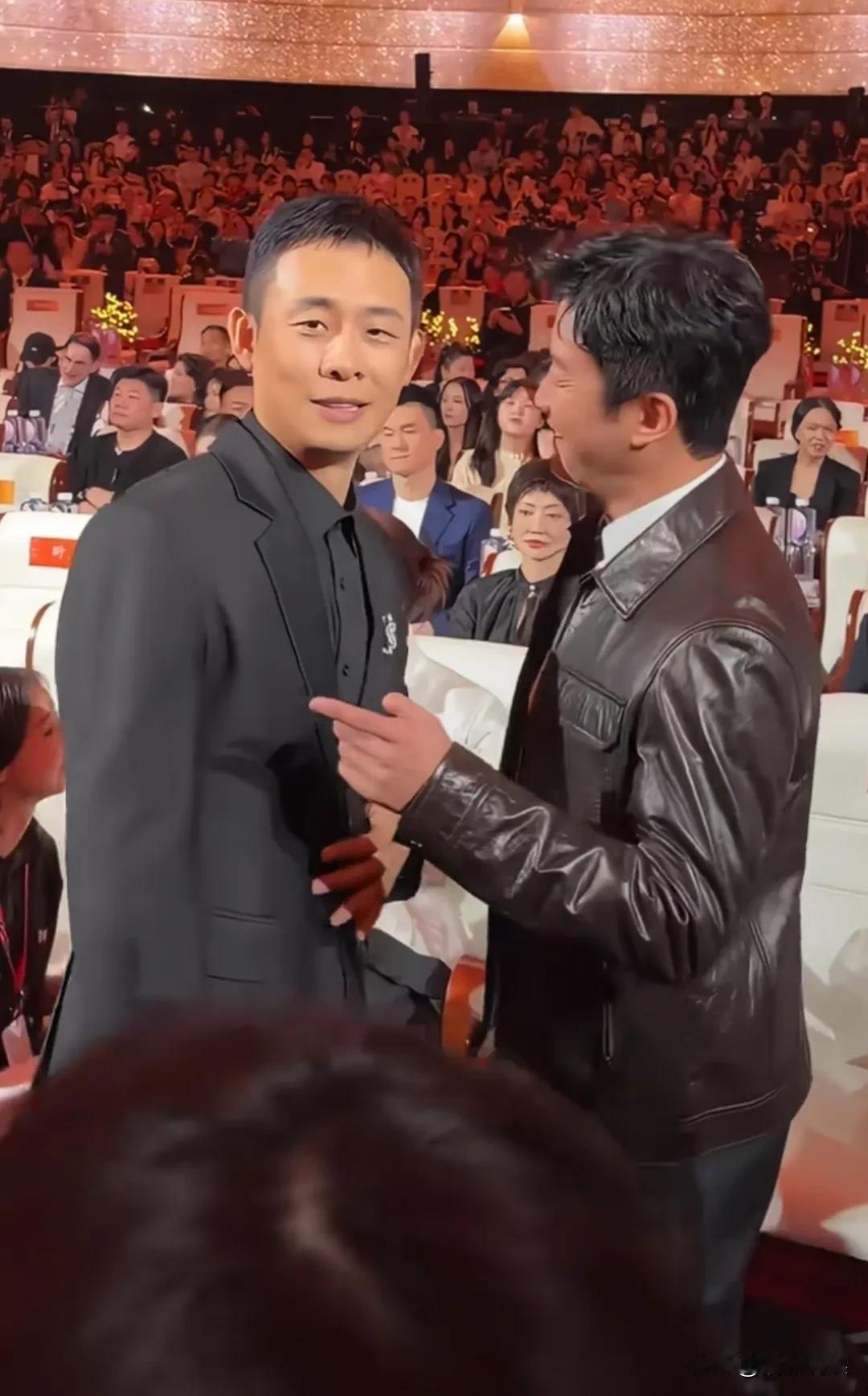 张译、吴京现身北影节闭幕式，好哥俩“勾肩搭背”，兄弟情真好！52岁的吴京，这颜