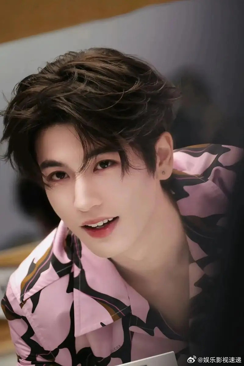 张凌赫幸亏当明星了真考进国网了，估计前脚进公司后脚就被领导介绍给自家闺女了张凌赫